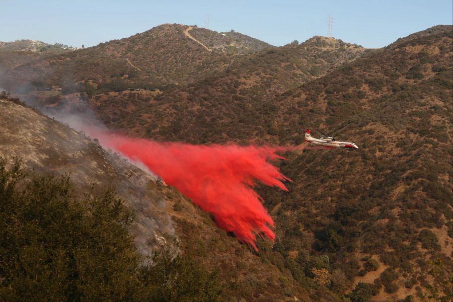 Löschflugzeuge bekämpfen die Brände mit speziellen Flammschutzmittel.