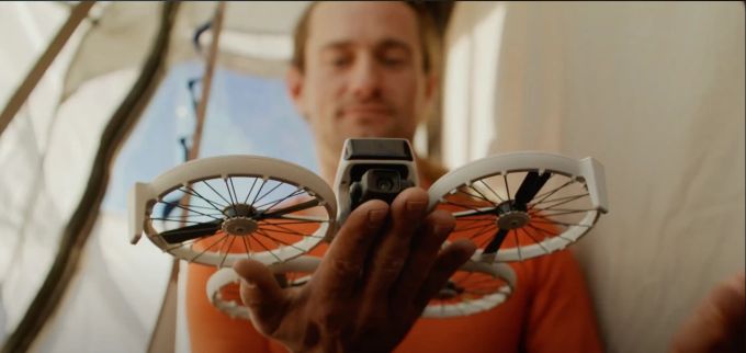 Die DJI Flip Drohne lässt sich bequem zusammenklappen. dji flip drohne