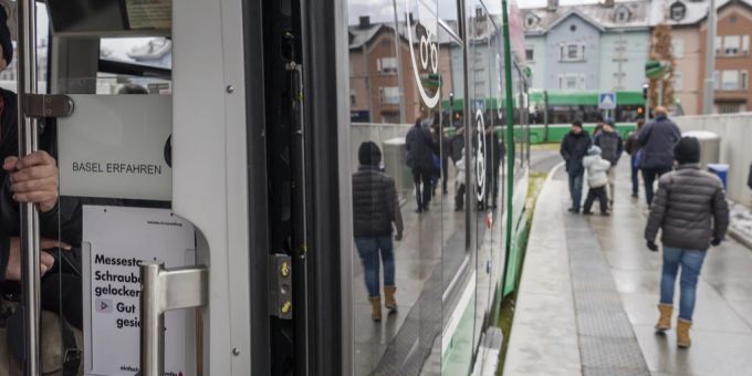 Nach einem versuchten Diebstahl in Basel verfolgte eine Frau den Täter aus dem Tram. (Symbolbild) Tram Bahnsteig