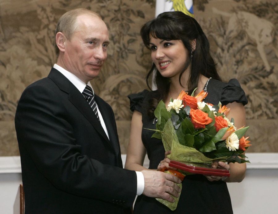 Wladimir Putin und Opernsängerin Anna Netrebko posieren im Februar 2008 bei einem Anlass in St. Petersburg.