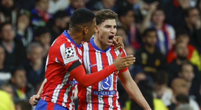 Julian Alvarez feiert sein Tor zum 1:1 im Achtelfinal-Hinspiel der Champions League. Champions League