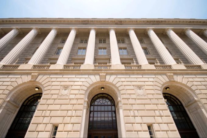 Die Steuerbehörde der USA soll rund die Hälfte ihrer Mitarbeiter verlieren. Steckt dahinter politisches Kalkül? usa