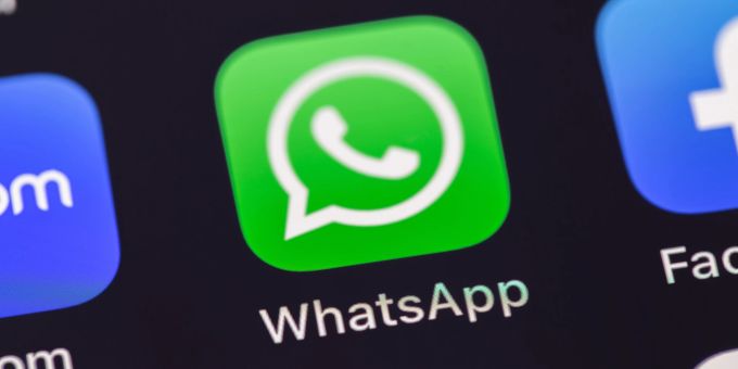Die Meta KI erscheint als neuer Kontakt in der WhatsApp-Kontaktliste mit einem blauen Kreissymbol. (Symbolbild) WhatsApp kreis