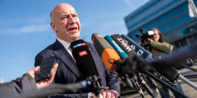Ohne die Grünen geht nichts bei den Plänen von Union und SPD für Riesen-Investitionen in Bundeswehr und Infrastruktur. Für eine Entscheidung wächst der Zeitdruck. Der Regierende Bürgermeister von Berlin, Kai Wegner, warnt vor Parteispielchen und gibt sich optimistisch. Kai Wegner