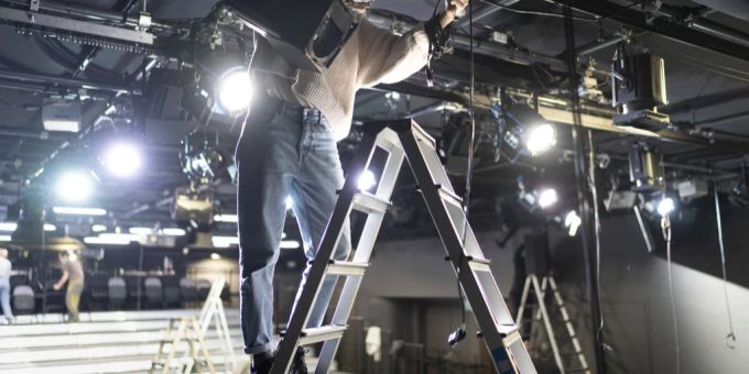 Die technische Arbeit im Theater ist anspruchsvoll und zeitaufwendig. (Symbolbild) Überstunden Lohnstreit Theater Basel