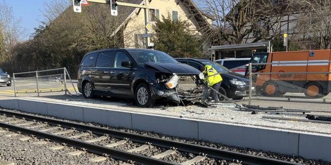 Münchenstein BL - Wegen Ausweichmanöver: Auto kracht in Tramhaltestelle