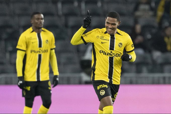 Rayan Raveloson trifft erstmals für YB – Chris Bedia (im Hintergrund) verbucht sogleich seinen ersten YB-Assist. Rayan Raveloson