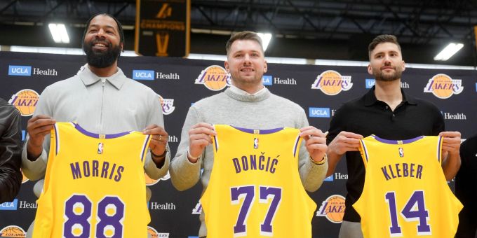 Luka Doncic (77) strahlt mit dem Lakers-Shirt. Auch der Deutsche Maxi Kleber (rechts) ist neu bei den Lakers. luka doncic nba