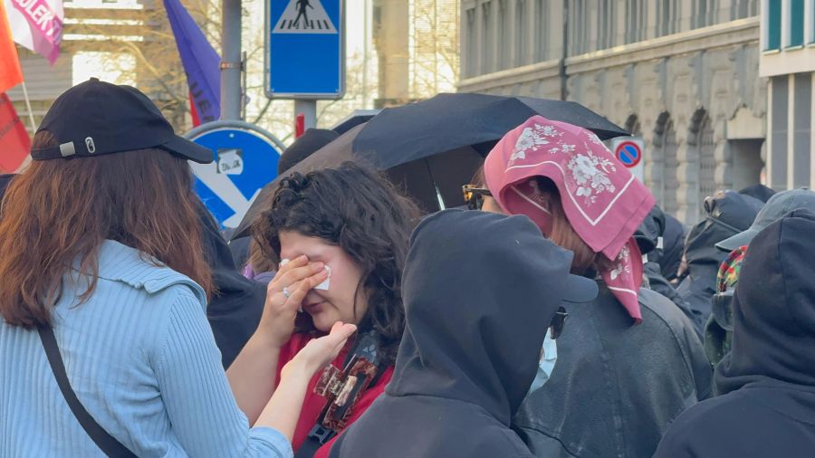 Die Polizei setzt Pfefferspray ein.