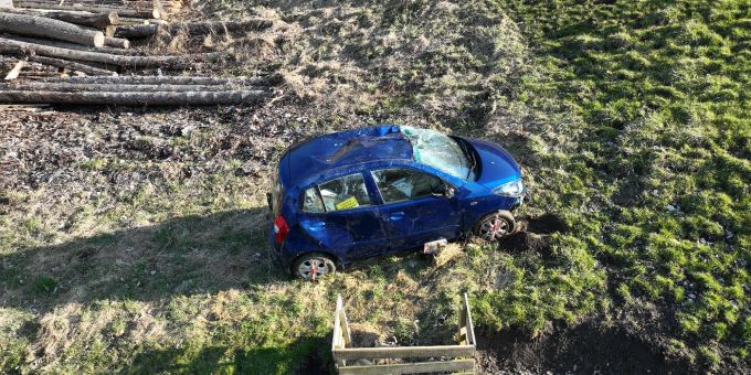 Personenwagen überschlägt sich bei Selbstunfall – Rega im Einsatz. REGA im Einsatz