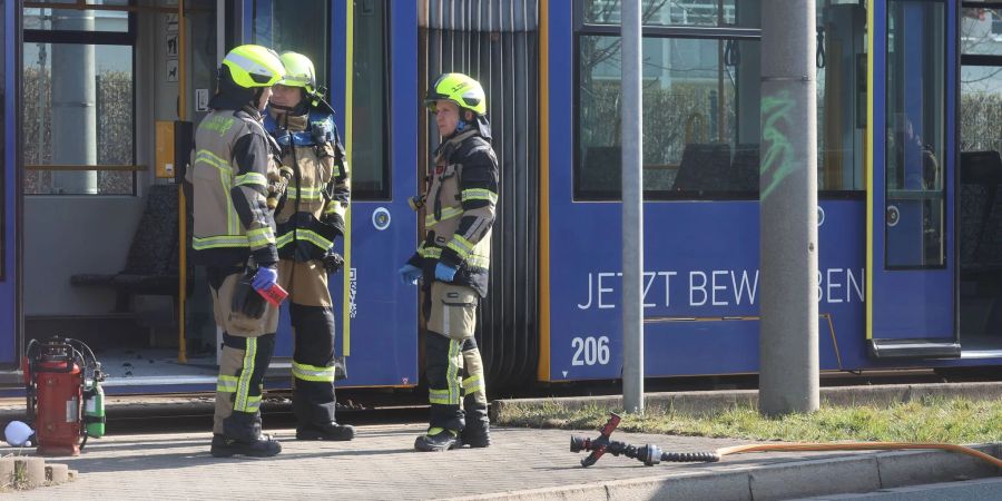 Die 46-Jährige wurde nach dem Brandanschlag am Sonntag mit lebensbedrohlichen Verletzungen in eine Klinik geflogen.