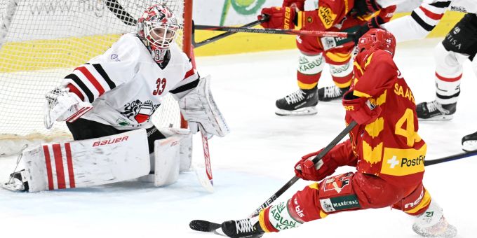 Vili Saarijärvi (SCL Tigers) gegen die Defensive von Lausanne. SCL Tigers Lausanne HC
