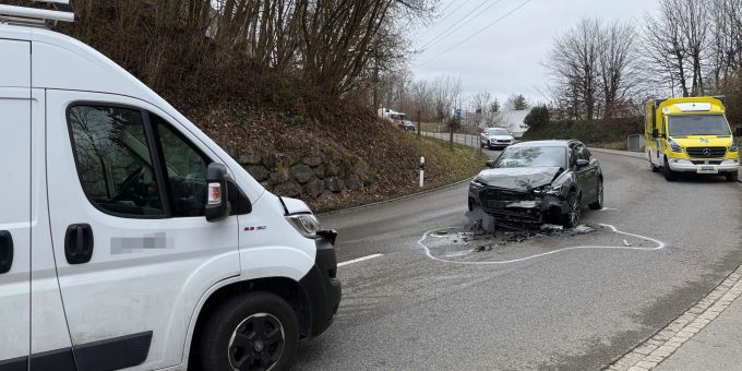 St. Gallen - Autofahrerin (58) bei Frontalkollision verletzt