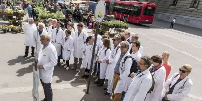 Knapp 40'000 Ärzte und Ärztinnen arbeiten in der Schweiz, etwa 4 auf 1000 Einwohner. Das scheint viel. Dennoch könnte künftig Ärztemangel herrschen, unter anderem, weil ausländische Fachkräfte schwieriger zu bekommen sind. (Archivbild). arzt schweiz