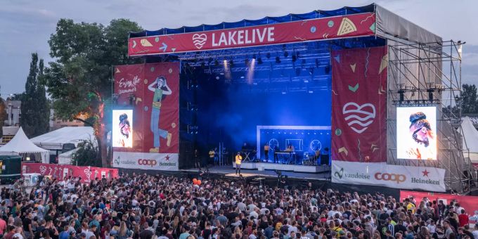 Stimmungsbild der LakeLive Bühne in der Abenddämmerung. LakeLive