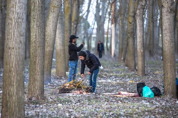 Flüchtlinge stehen in einem Waldstück Nahe des Grenzflusses Evros und entzünden ein Lagerfeuer. Tausende Migranten und Flüchtlingen sammelten sich an der Westgrenze der Türkei und versuchen, auf dem Land- und Seeweg nach Griechenland zu gelangen. Migranten