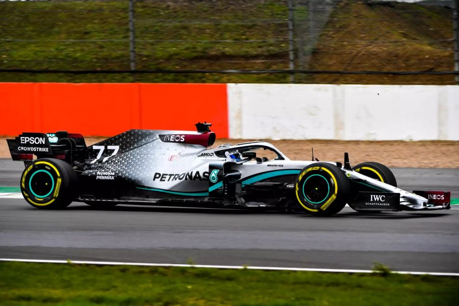 Valtteri Bottas am Steuer des neuen Mercedes W11 in Silverstone.