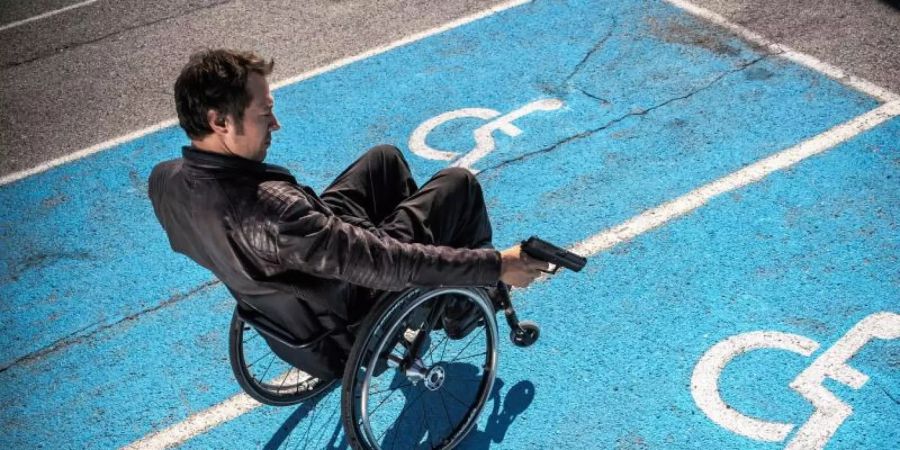 Kommissar Caïn (Bruno Debrandt) lässt sich von seinem Handicap nicht abhalten zu ermitteln. Foto: Super RTL/dpa