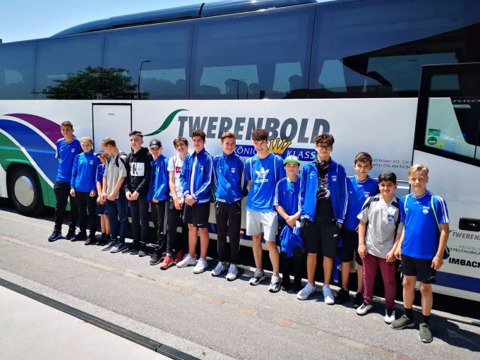 Die C-Junioren-Mannschaft kurz vor der Abfahrt an das Pfingstturnier in Stuttgart. C-Junioren FC Othmarsingen