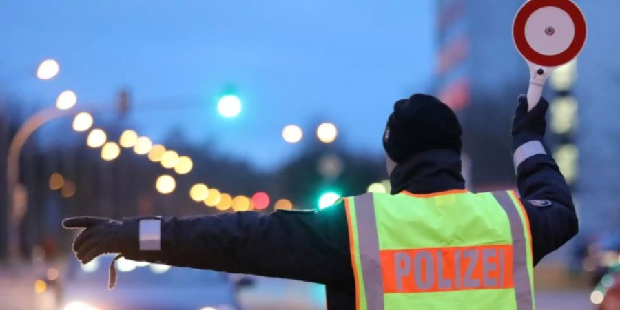 Polizist bei einer Verkehrskontrolle