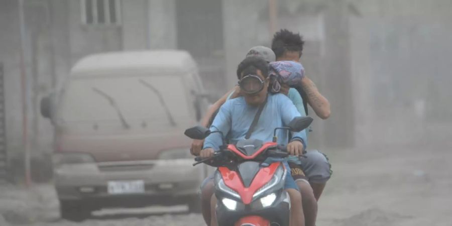 Von Asche bedeckter Ort auf den Philippinen