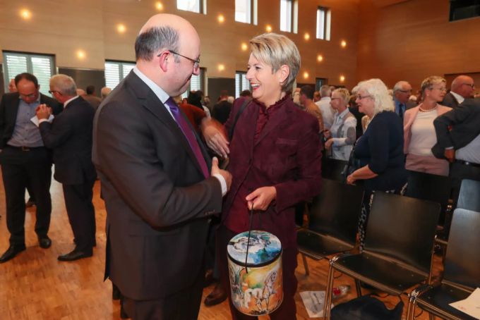 Beat Tinner, Gemeindepräsident von Wartau SG und Bundesrätin Karin Keller-Sutter. wartau