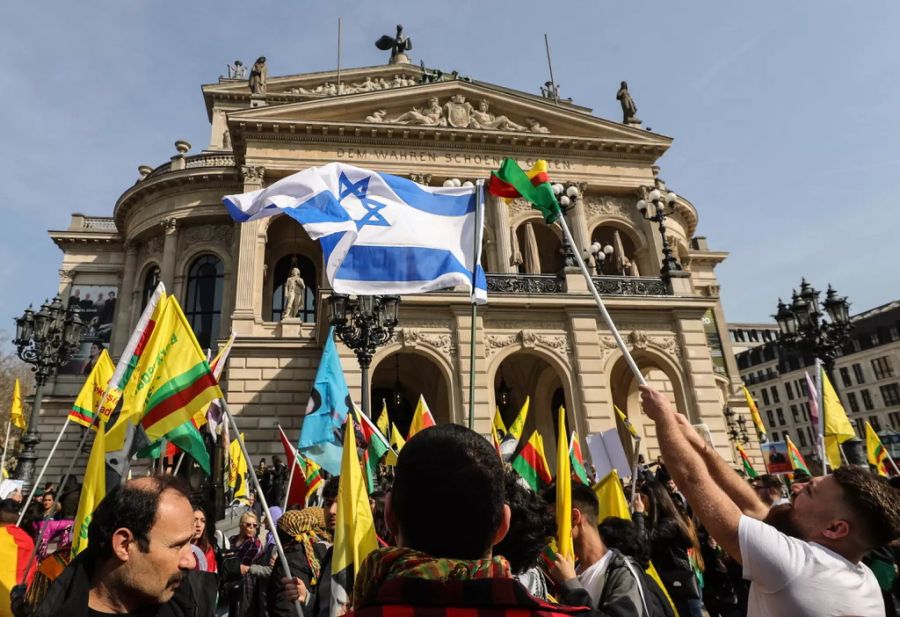 Kurdische Demonstranten feiern in Frankfurt zusammen ihre Sommerwende-Feier «Nowruz».