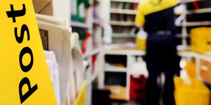Ein Mitarbeiter der Post sortiert die Post. post