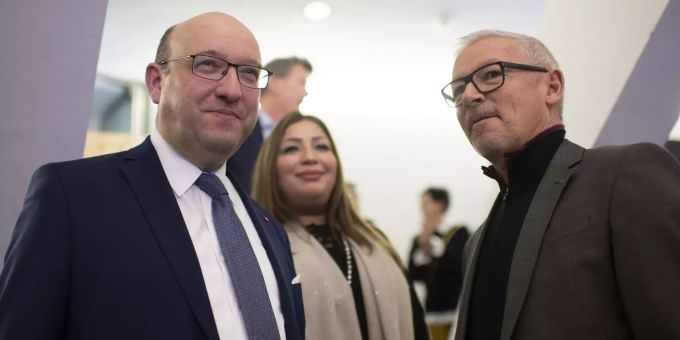 Regierungsrats-Kandidat Beat Tinner (FDP), dessen Frau Aouatef, und der zurücktretende Regierungsrat Martin Klöti (FDP) (v.l.) bei den Wahlen im Kanton St. Gallen. beat tinner martin klöti