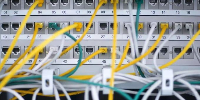 Zahlreiche Netzwerkkabel stecken in einem Serverschrank. Foto: Jens Büttner/dpa-Zentralbild/dpa Zahlreiche Netzwerkkabel stecken in einem Serverschrank. Foto: Jens Büttner/dpa-Zentralbild/dpa