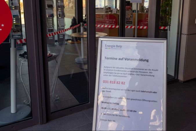 Viele Geschäfte weisen ihre Kundschaft mit Hinweisschilder auf den Lockdown hin