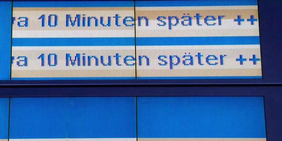Eine Anzeigetafel weist auf Verspätungen der Bahn durch Unwetter hin. In Deutschland drohen durch Orkan «Sabine» erhebliche Verkehrsprobleme. Foto: picture alliance / dpa