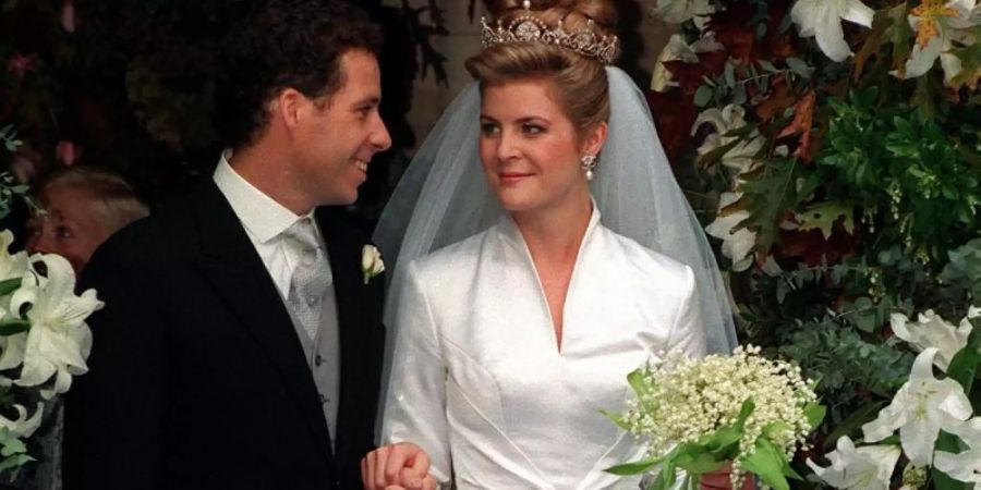 David Armstrong-Jones, Neffe von Queen Elizabeth mit seiner Frau Serena bei der Hochzeit im Jahr 1993.