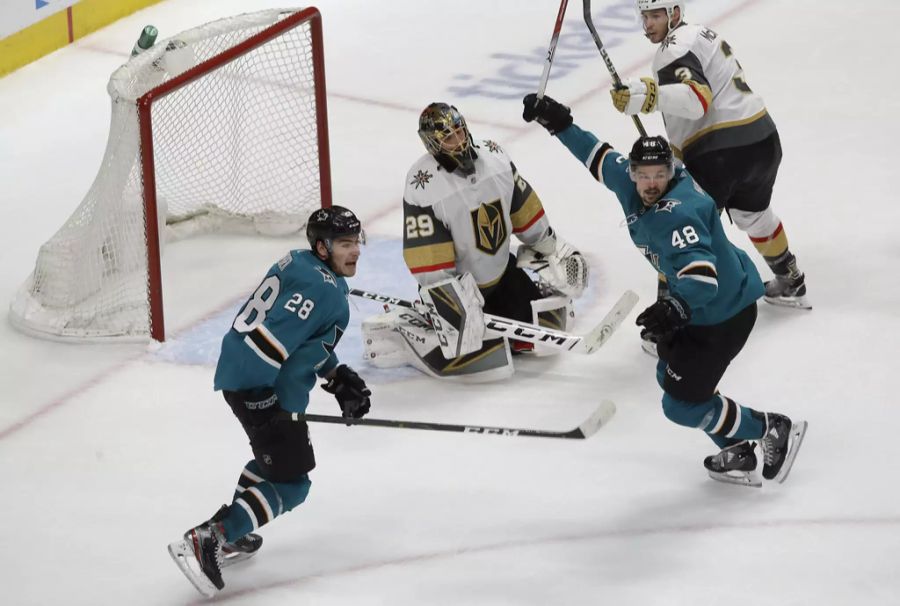 Sein Team kämpft mit Verletzungssorgen: Star-Center Tomas Hertl (r.) fällt mit einem Kreuzbandriss aus.