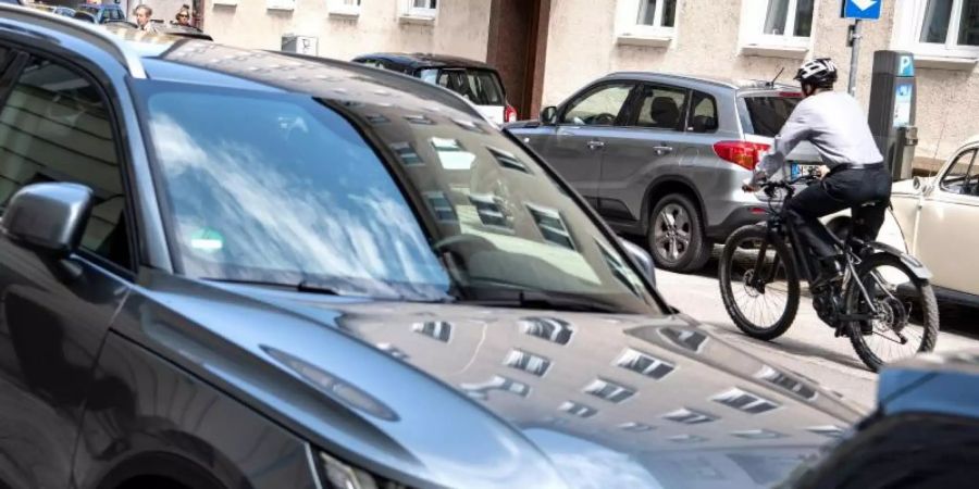 Die CO2-Emissionen im Verkehr sind auch wegen eines höheren Verkehrsaufkommens in den vergangenen Jahren kaum gesunken. Zudem gibt es seit Jahren einen Verkaufsboom bei spritfressenden SUVs. Foto: Sina Schuldt/dpa