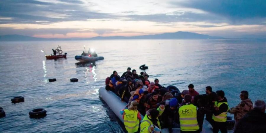 Das Foto aus dem Jahr 2016 zeigt Flüchtlinge, die in einem Schlauchboot aus der Türkei auf der griechischen Insel Lesbos ankommen. Foto: Kay Nietfeld/dpa