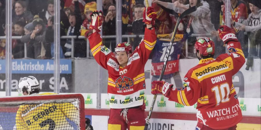 Biels Damien Brunner, Mitte, jubelt nach seinem Tor zum 4:0 mit Teamkollege Luca Cunti.