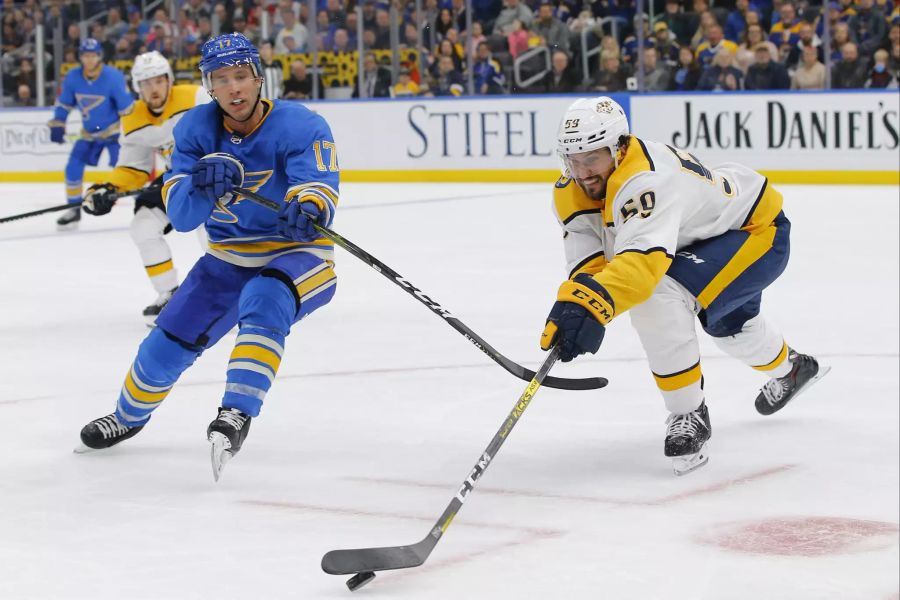 Roman Josi von den Nashville Predators ist vor Blues-Flügel Jaden Schwartz am Puck.