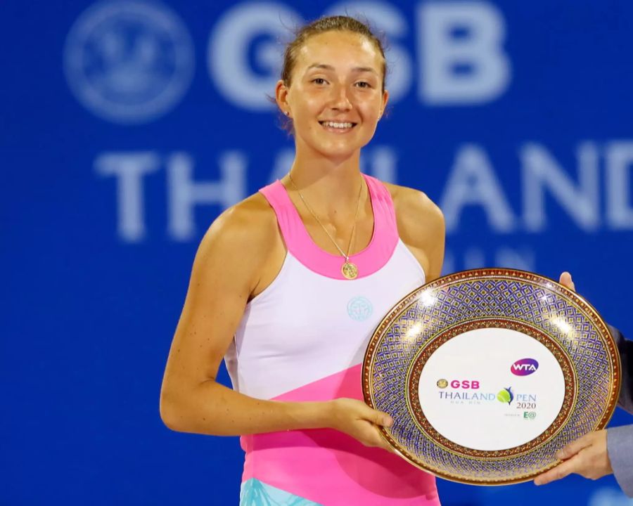 Leonie Küng erhält die Schale für den zweiten Platz am WTA-Turnier von Hua Hin.