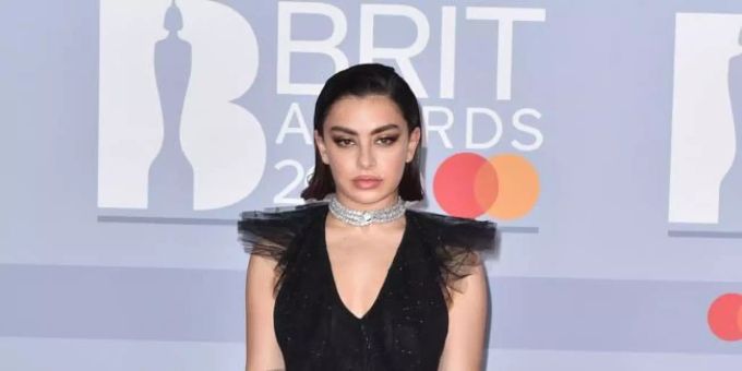 Charli XCX hat all ihre Posts auf den Sozialen Netzwerken gelöscht. Charli XCX