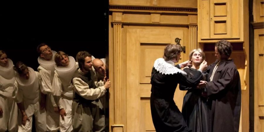 «Jürg Jenatsch» auf der Theaterbühne: Nicht nur Theateraufführungen müssen wegen der Covid-19-Pandemie abgesagt werden. Nun wird klar, wie der Bund den Kulturschaffenden helfen will. (Archivbild)