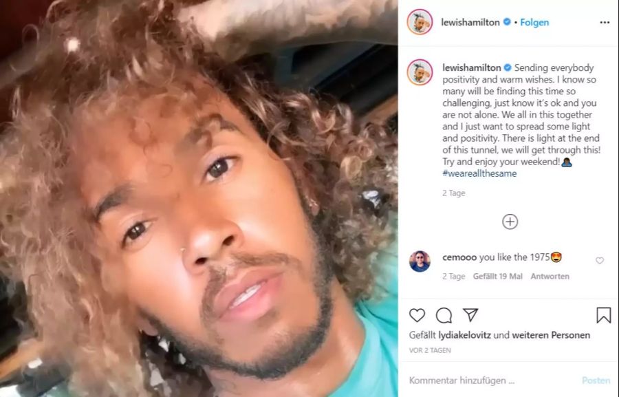 Lewis Hamilton kämpft mit seinen Haaren.