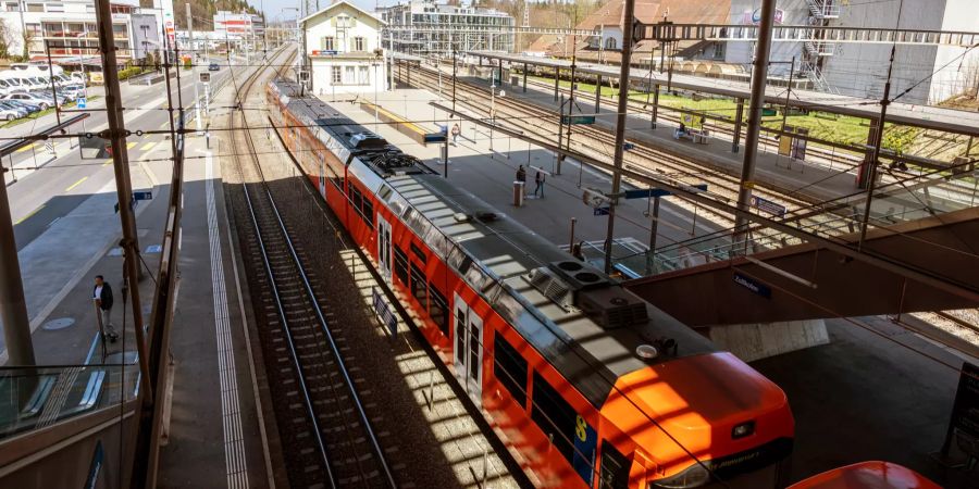 Bahnhof Zollikofen mit RBS Zug.