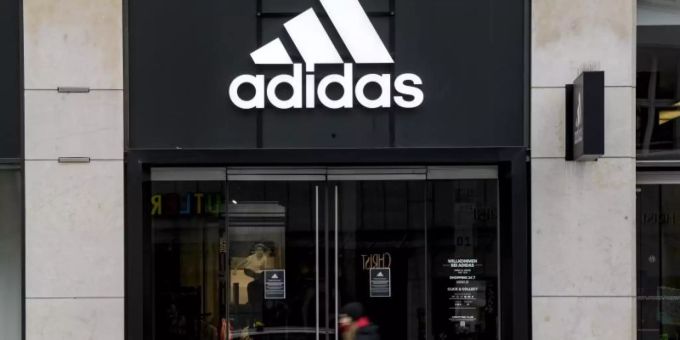 Eingang einer geschlossenen Adidas-Filiale in der Innenstadt von Hamburg. Foto: Axel Heimken/dpa Eingang einer geschlossenen Adidas-Filiale in der Innenstadt von Hamburg. Foto: Axel Heimken/dpa