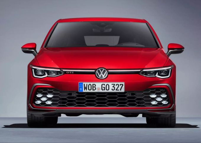 Licht statt Chrom – der rote Lidstrich darf aber bleiben VW Golf 8 GTI