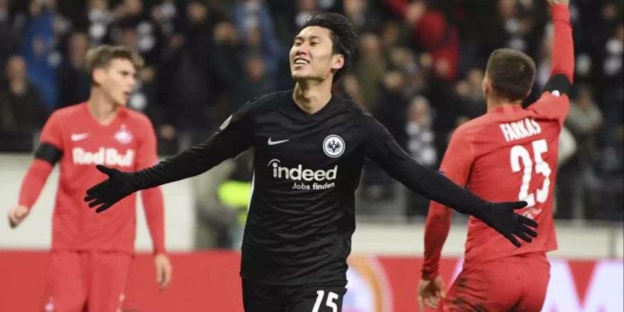 Daichi Kamada (m.) ist im Hinspiel mit drei Toren der Matchwinner.