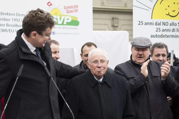 SVP- Präsident Albert Rösti, Alt Bundesrat Christoph Blocher und Nationalrat Felix Müri, von links, anlässlich der Feier zum 25-Jahre-Jubiläum des EWR-Neins am 6. Dezember 2017, in Bern. Albert Rösti Christoph Blocher