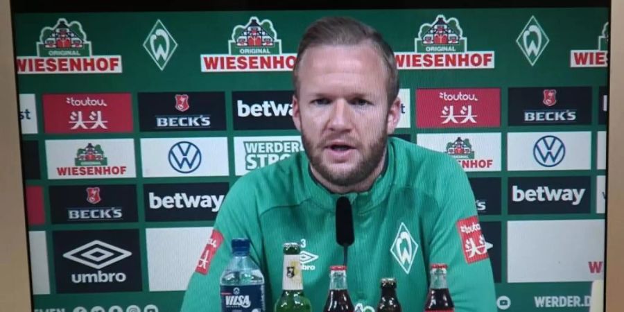 «Lieber Spiele ohne Zuschauer als keine Spiele», findet Kevin Vogt: Der Werder-Spieler während eines Livestreams. Foto: Carmen Jaspersen/dpa