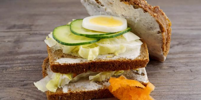 Das Café 44 - Bäckerei Konditorei Ernst hat geöffnet und bietet feine Sandwiches zum Mitnehmen. Gantrisch