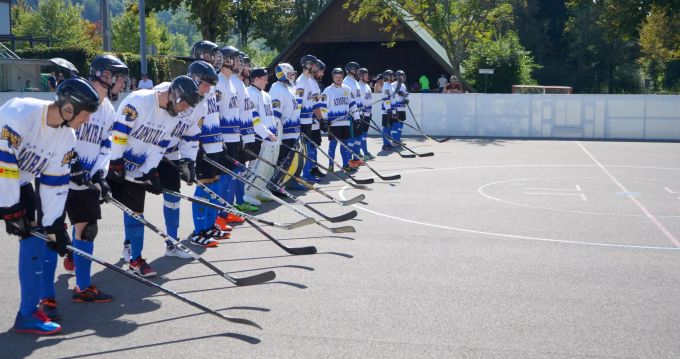 Aufstellung vor Spielbeginn: Vor jedem Spiel stellen sich die heimische und gegnerische Mannschaft vis-à-vis auf. Zu sehen sind die Auswärtstrikots. Seetal Admirals